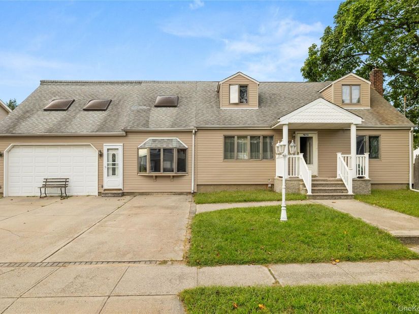 947 N Park Avenue, Massapequa NY 11758
