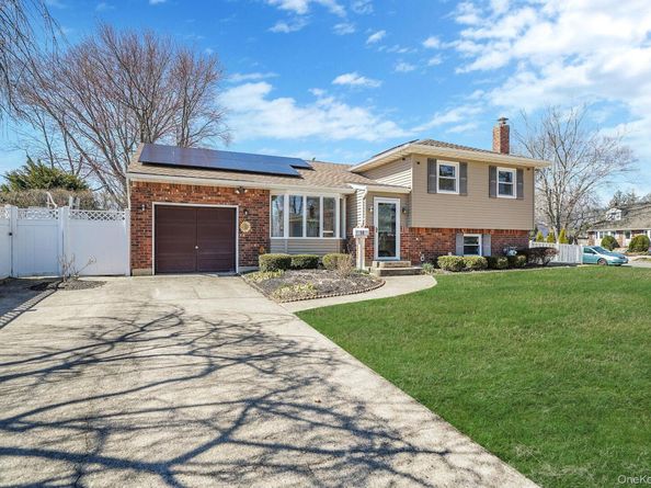 18 Wendorf Court, North Babylon NY 11703