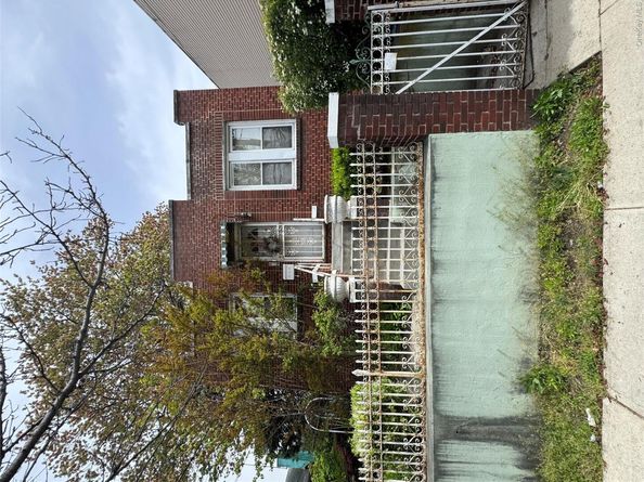819 E 221st Street, Bronx NY 10467