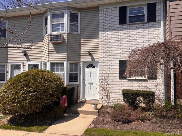 31-36 Wilshire Ln 3136, Oakdale NY 11769