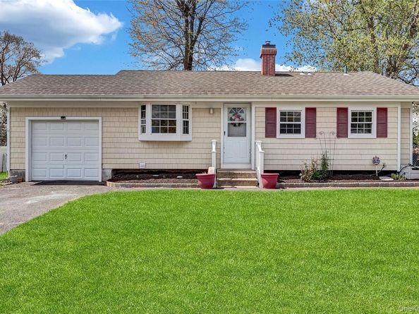 6 Norwalk Lane, Selden NY 11784