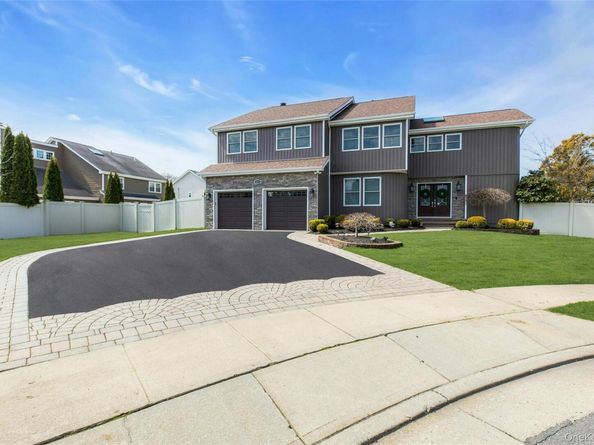 18 Daisy Court, Farmingdale NY 11735