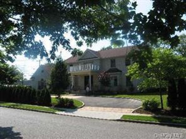 52 Snapdragon Lane, Roslyn Heights NY 11577