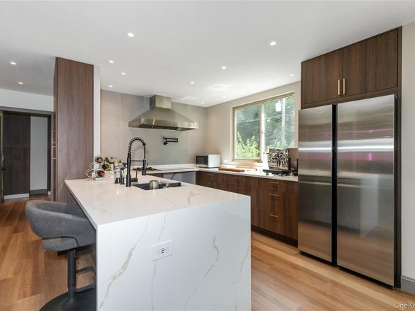 65 Oak Ridge Lane, Albertson NY 11507