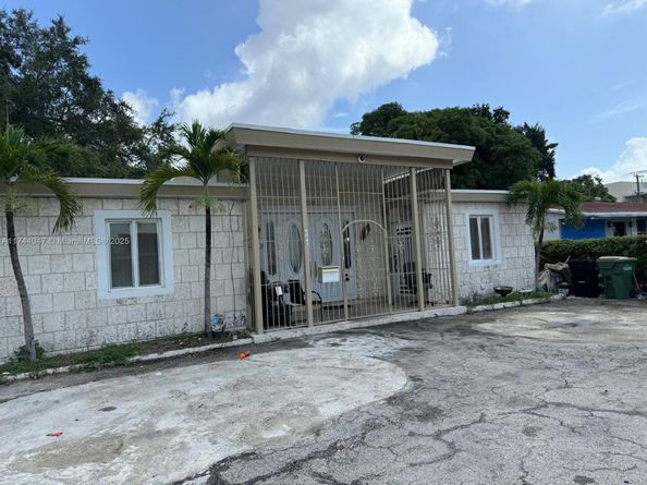 655 NE 135th St, North Miami FL 33161