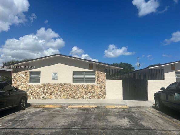 904 SW 10th St, Hallandale Beach FL 33009