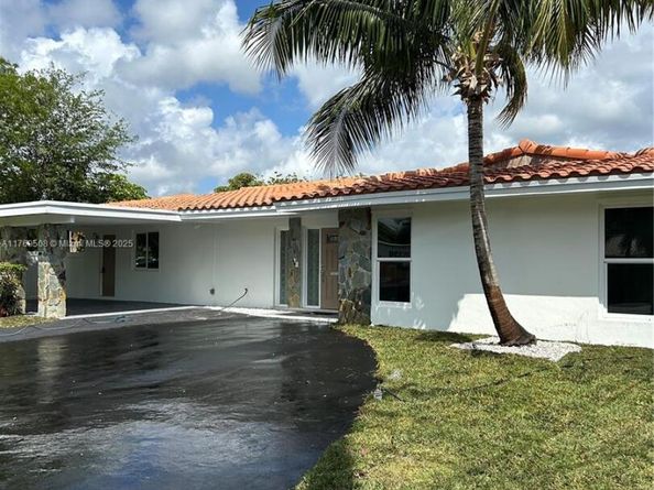 2255 NE 207th St, Miami FL 33180