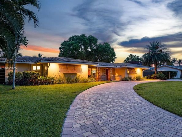 901 W Tropical Way, Plantation FL 33317