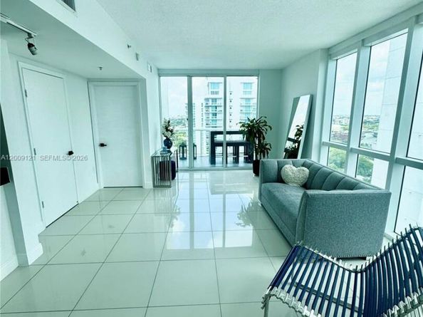 1871 NW S River Dr 2005, Miami FL 33125