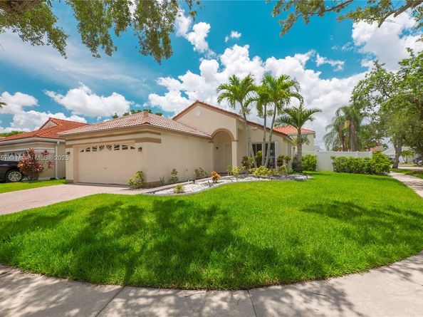 922 Falling Water Rd, Weston FL 33326