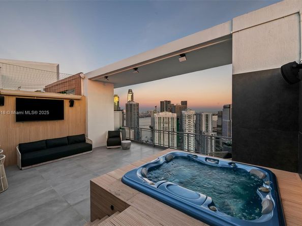 90 SW 3rd St PH15, Miami FL 33130