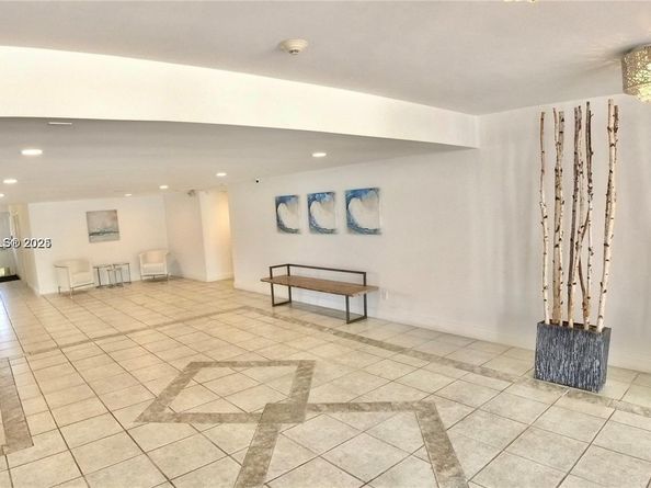2821 NE N 163rd St Apt 4X, North Miami Beach FL 33160