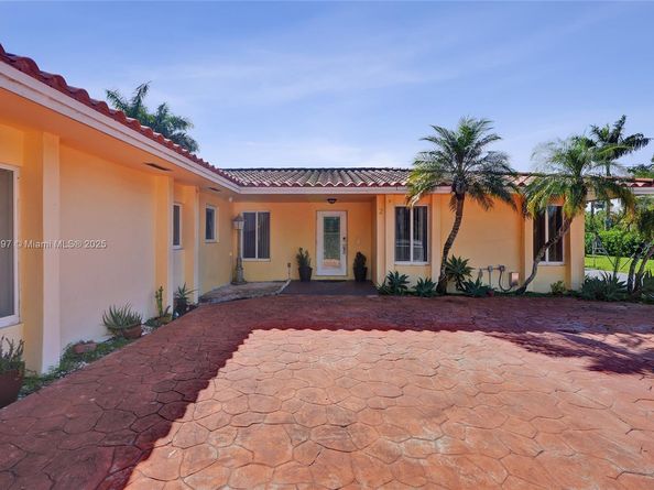2 NE 160th St, Miami FL 33162