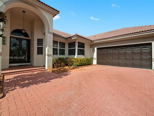 600 E Cypress Pointe Dr E, Pembroke Pines FL 33027