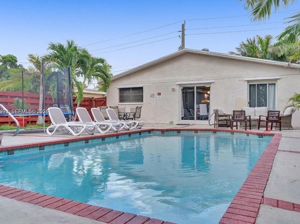 208 SW 2nd Ave, Hallandale Beach FL 33009