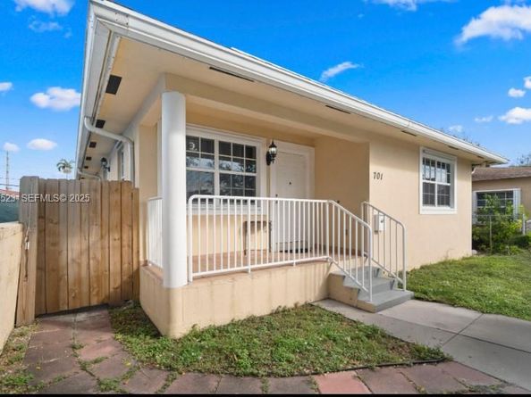 701 NE 6th St, Hallandale Beach FL 33009