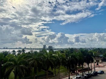 1800 N Bayshore Dr