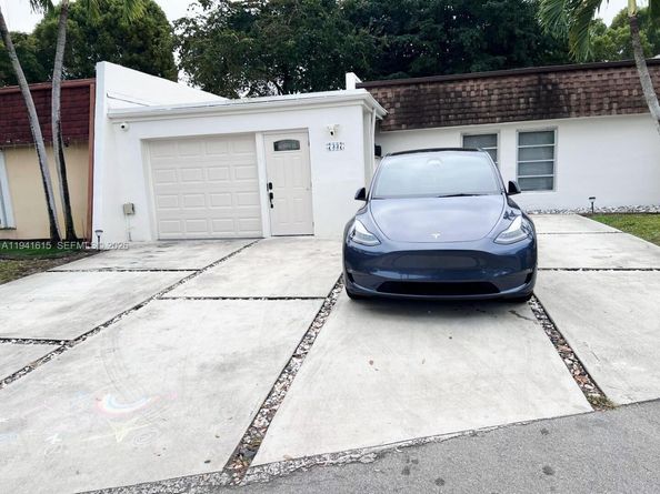 7337 Stardust Dr, Hialeah FL 33015