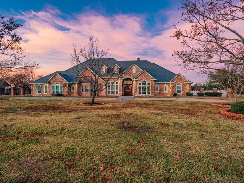 1990  Broken Lance Lane , Rockwall Texas 75032