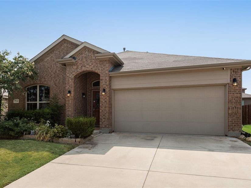 1733  Falling Star Drive , Fort Worth Texas 76052