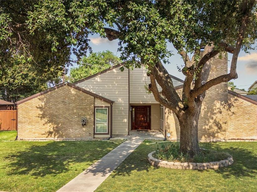 13407  Hedgeapple Drive , Dallas Texas 75243