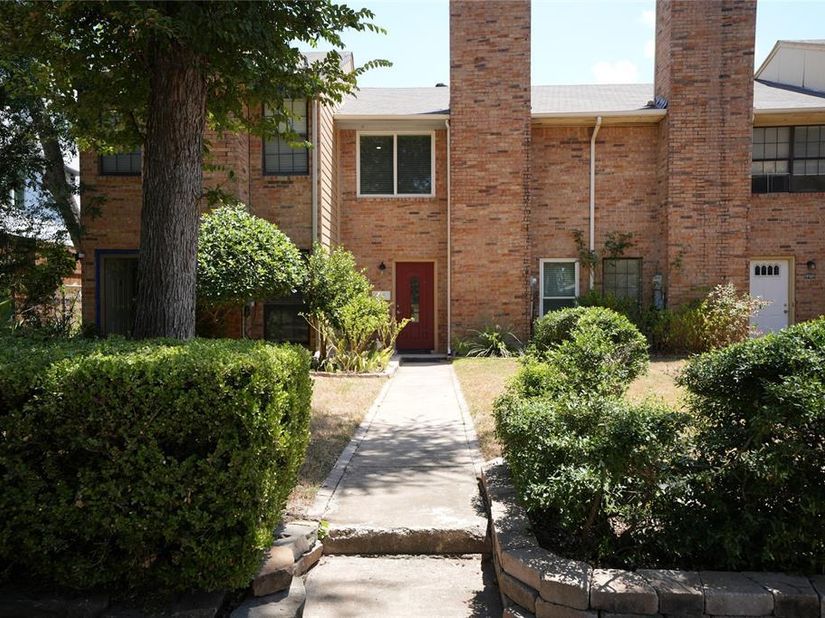 2276  Colony Court , Dallas Texas 75235