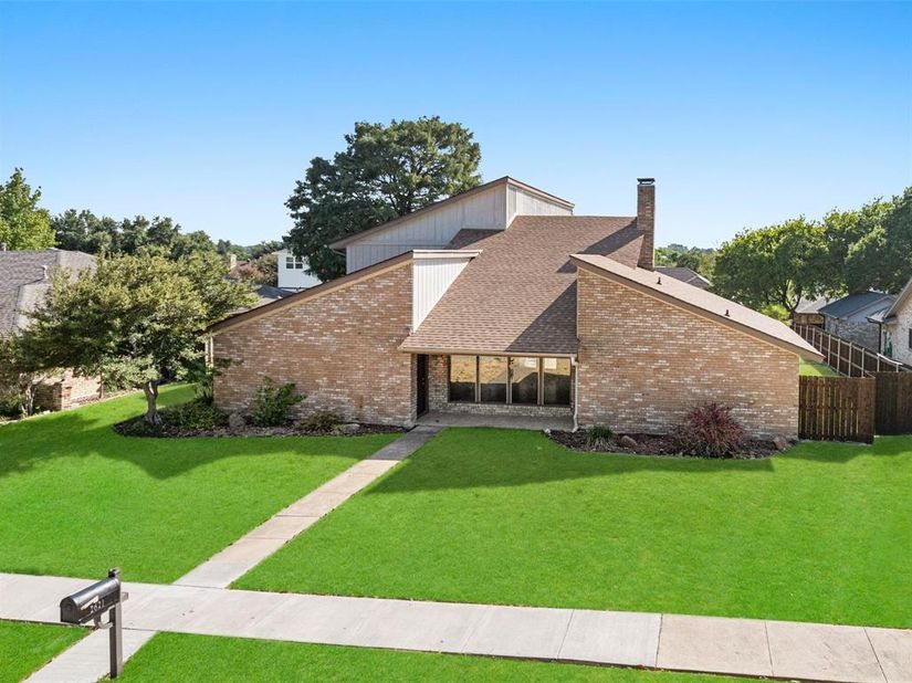 2621  Country Club Parkway , Garland Texas 75043