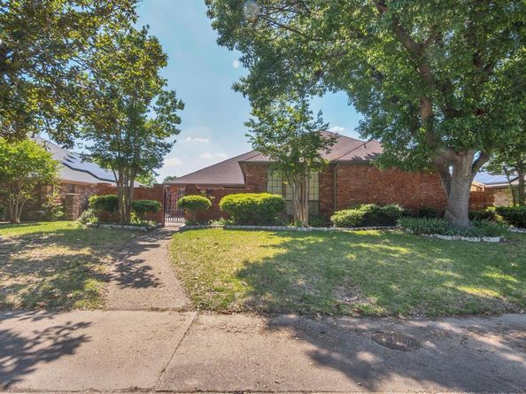 10211  Shadow Way , Dallas Texas 75243