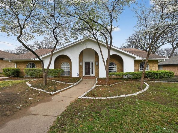 704  Castlewood Lane , Arlington Texas 76012