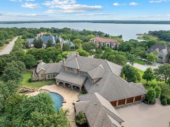 1908  Point De Vue Drive 
