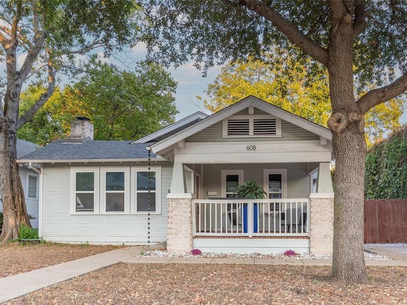 608 N Edgefield Avenue , Dallas Texas 75208