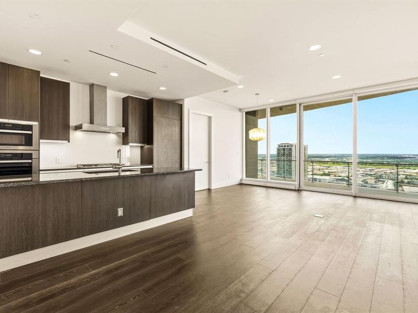 3130 N Harwood Street  2102, Dallas Texas 75201