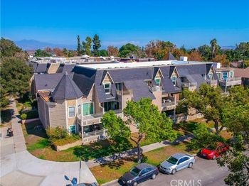 300 E Chestnut