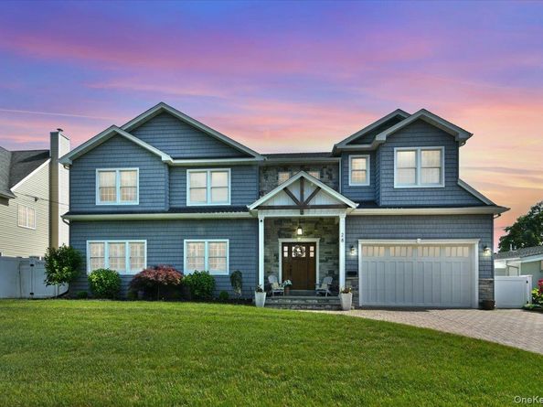28 Red Oak Place, Massapequa NY 11758
