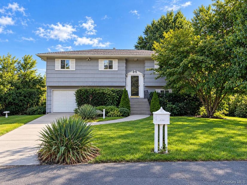 72 Sammis Avenue, Deer Park NY 11729