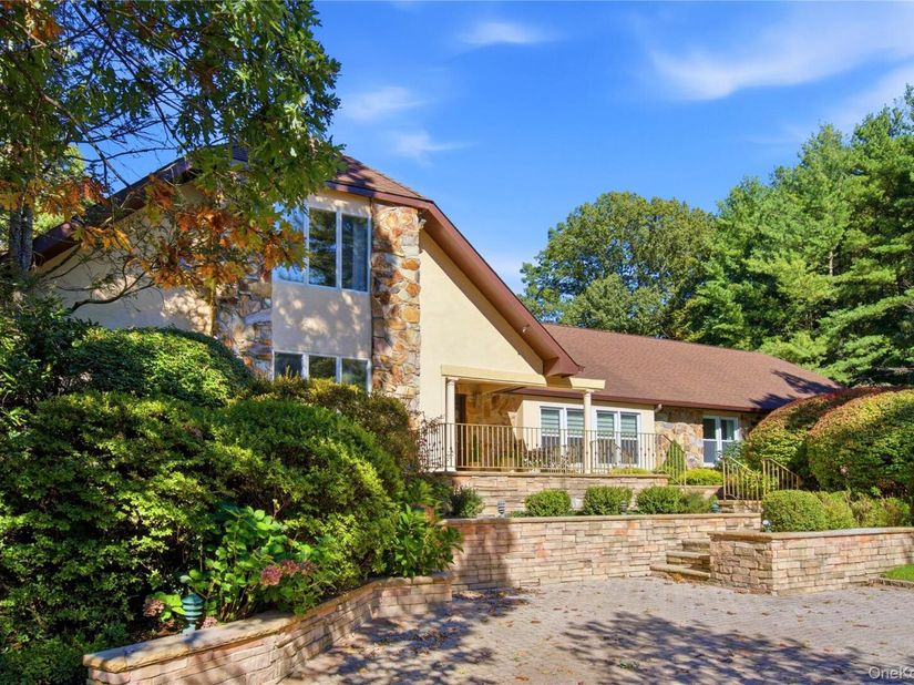 14 Sherwood Gate, Oyster Bay NY 11771