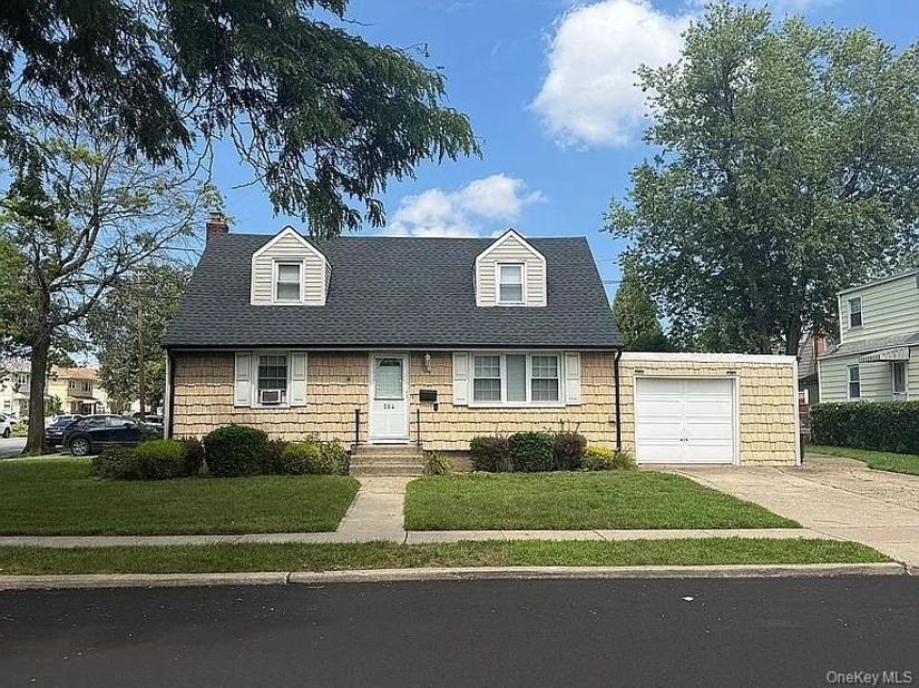 584 8th Street, West Hempstead NY 11552