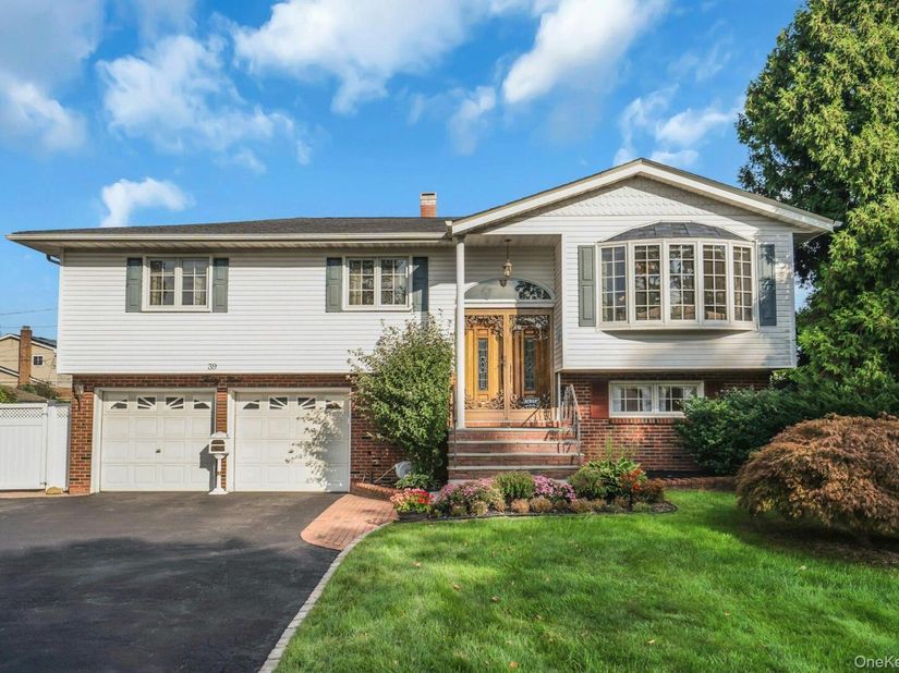 39 Pawnee Drive, Commack NY 11725
