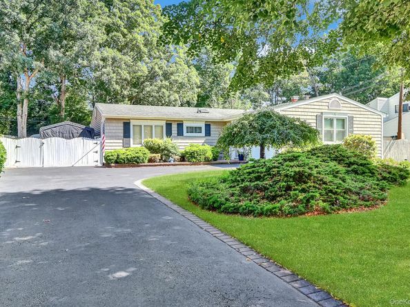 150 Shenandoah Boulevard N, Nesconset NY 11767