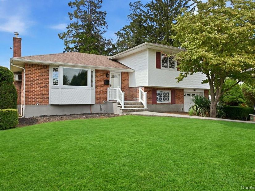 90 Grohmans Lane, Plainview NY 11803