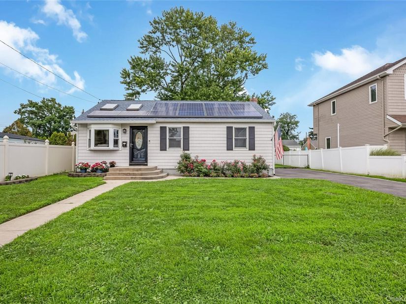 11 Delano Place, West Babylon NY 11704