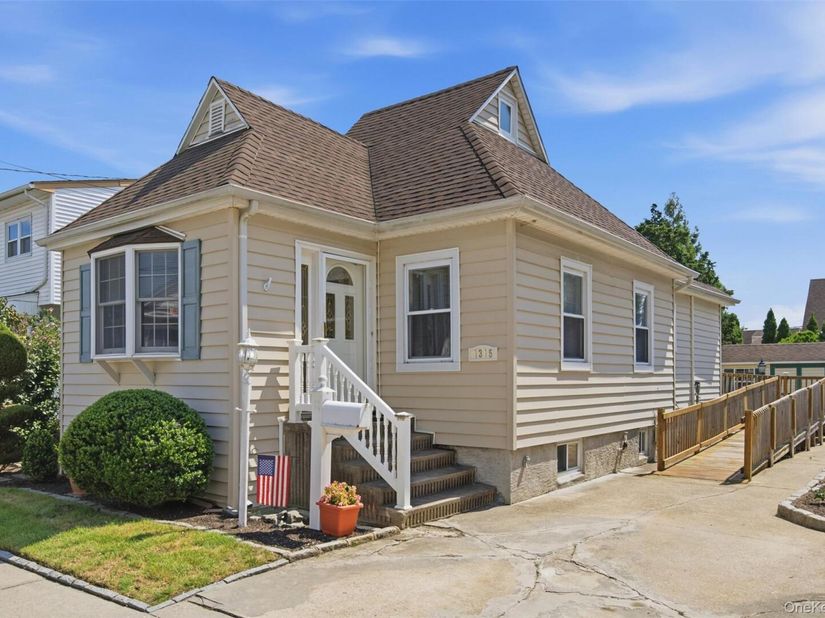 1315 Scimitar Avenue, Elmont NY 11003