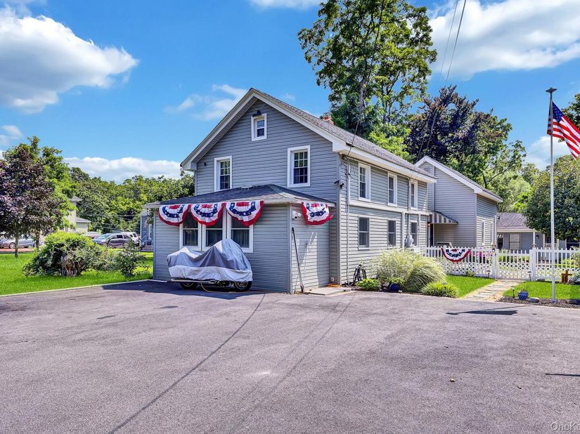 1116 Montauk Highway, Oakdale NY 11769