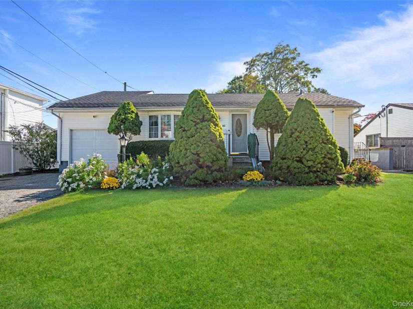 41 Spinner Lane, Commack NY 11725