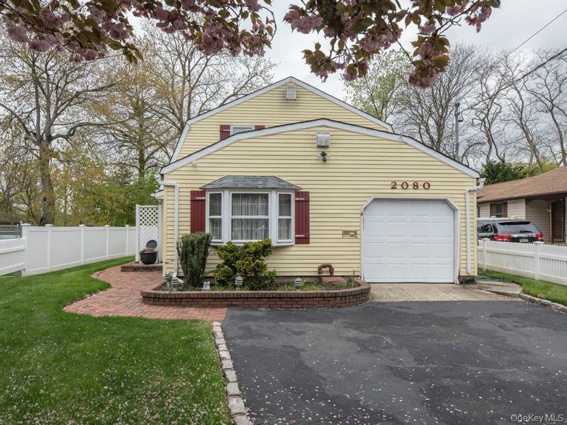 2080 Seamans Neck Road, Seaford NY 11783