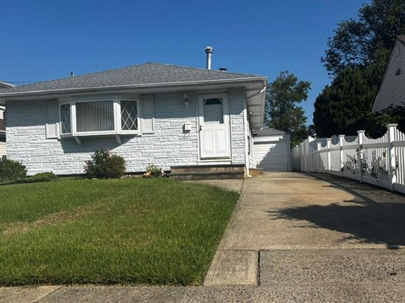 66 E Neptune Avenue, Lindenhurst NY 11757