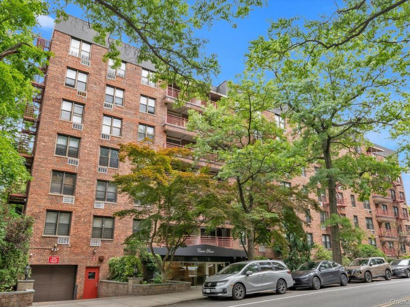 43-25 Douglaston Parkway 2G, Douglaston NY 11363