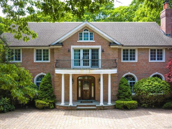 10 Emerson Court, Hampton Bays NY 11946