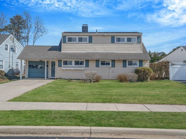 7 Woodpecker Lane, Levittown NY 11756