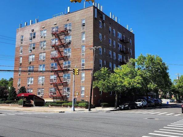 222-89 Braddock Ave 5A, Bellerose NY 11428